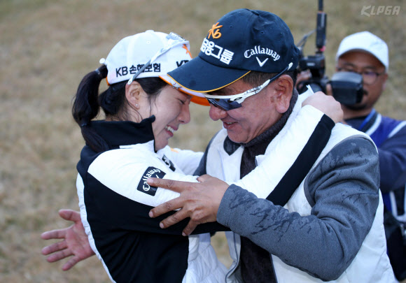 안송이(왼쪽)가 10일 충남 천안 우정힐스 컨트리클럽에서 열린 2019 한국여자프로골프(KLPGA) 투어 ADT캡스 챔피언십에서 생애 첫 우승을 차지한 후 아버지 안철수씨와 포옹하며 울음을 터뜨리고 있다. KLPGA 제공