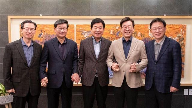 이재명(오른쪽 두 번째) 경기지사와 더불어민주당 정성호(왼쪽부터)·전해철·김진표·박광온 의원이 10일 경기 수원의 경기지사 공관에서 만찬에 앞서 서로 손을 깍지 낀 채 기념사진을 찍고 있다. 이재명 경기지사 트위터