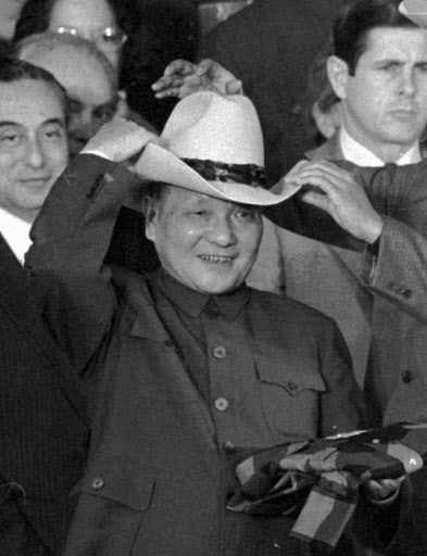 1979년 미국 텍사스를 방문한 덩샤오핑이 미국 측에서 선물로 받은 카우보이 모자를 직접 써 보며 즐거워하고 있다. 그의 개혁개방 의지를 잘 보여주는 사진으로 평가받는다. 서울신문 DB