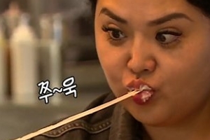 홍선영, 치팅데이 맞은 폭풍 먹방 ‘핫도그+감자탕+떡볶이’