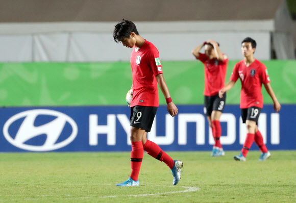 10일 오후(현지시간) 브라질 비토리아 에스타지우 클레베르 안드라지 경기장에서 열린 ‘FIFA U-17 월드컵’ 대한민국 대 멕시코 8강 경기. 최민서를 비롯한 대한민국 선수들이 후반 실점한 뒤 아쉬워하고 있다.  2019.11.11  연합뉴스