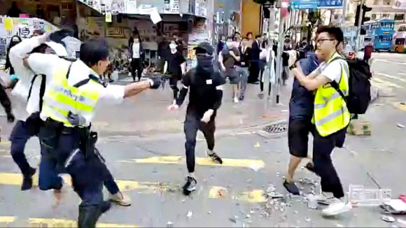 시위대에게 실탄을 쏘는 홍콩 경찰. 로이터 연합뉴스