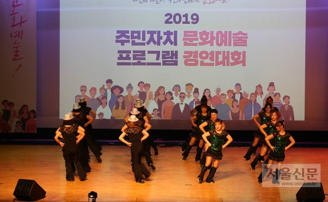 지난 8일 부천시청 어울마당에서 열린 ‘주민자치 문화예술 프로그램 경연대회’ 모습. 부천시 제공