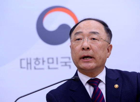 홍남기 경제부총리가 11일 세종시 정부세종청사 기획재정부에서 문재인 정부 출범 2년반의 경제 상황과 전망 등에 관해 발언하고 있다.   2019.11.11 연합뉴스