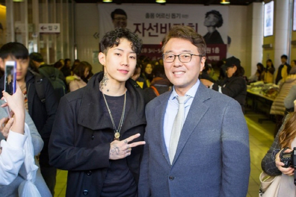 가수 박재범(왼쪽), 고도일 병원장(오른쪽)이 ‘홀몸 어르신을 위한 자선바자회’에 참석해 기념사진을 찍고 있다.