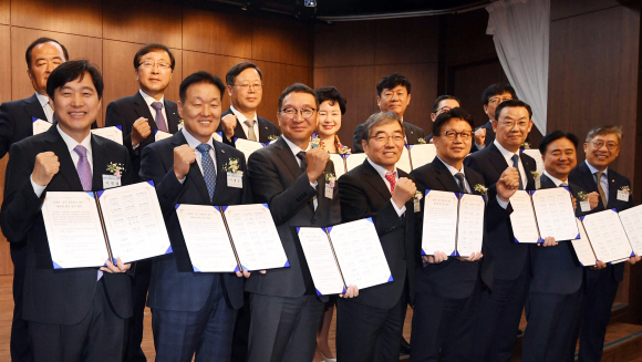 윤석헌 금융감독권장과 김학수 금융결제원장, 김태영 은행연합회장 등 참석자들이 11일 서울 중구 은행연합회관에서 열린 금융권 공동 숨은 자산 찾기 캠페인 행사에서 업무협약을 마친 후 기념촬영을 하고 있다. 금융감독원은 금융소비자들이 금융소비자정보 포털 ‘파인’을 통해 자신의 금융자산을 쉽게 조회하고, 찾아갈 수 있도록 다음달 20일까지 6주간 전(全) 금융권과 공동 캠페인을 벌인다. 2019. 11. 11 박윤슬 기자 seul@seoul.co.kr