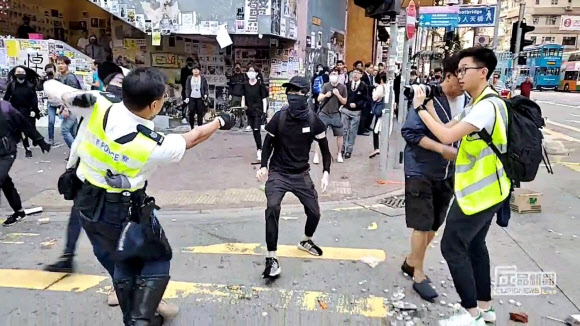 홍콩 경찰, 맨몸 시위대에 실탄 발사… 21살 청년 위독 