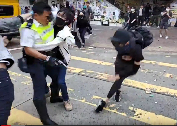 홍콩 경찰, 맨몸 시위대에 실탄 발사… 21살 청년 위독 