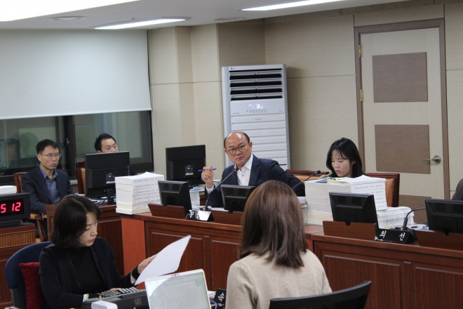서울시의회 교육위원회 황인구 부위원장(더불어민주당·강동4)이 지난 8일 평생진로교육국과 학생교육원 등을 대상으로 진행된 ‘2019년 교육위원회 행정사무감사’에서 어린이 통학버스와 관련한 질의를 진행하고 있다.