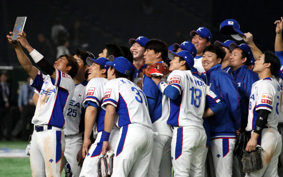 김경문 감독이 이끄는 한국 야구대표팀 선수들이 11일 일본 도쿄돔에서 열린 세계야구소프트볼연맹(WBSC) 프리미어12 슈퍼라운드 1차전에서 미국을 5-1로 제친 뒤 한데 모여 셀피를 찍으며 즐거워하고 있다. 도쿄 연합뉴스