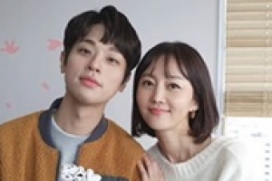 염정아, 정해인X박정민 사이에서 빛난 동안 외모 ‘훈훈’ [EN스타]