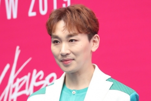 ‘동성 성추행 혐의’ 김호영, ‘복면가왕’ 녹화 불참