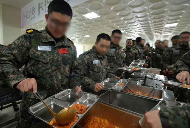 논산 육군훈련소에서 훈련병들이 식사를 하고 있다. 2014.2.19  서울신문