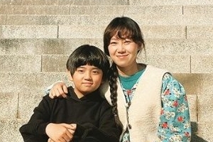 공효진X김강훈, 훈훈한 투샷 ‘미소도 닮았네’ [EN스타]