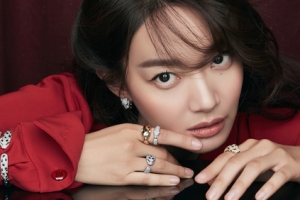 나이 거꾸로 먹는 신민아, 보석처럼 ‘반짝반짝’ [화보]