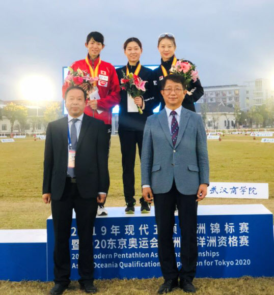 김세희(뒷줄 가운데)가 12일 중국 우한에서 열린 2019 아시아·오세아니아 근대5종 선수권대회 여자 개인전 시상식에서 금메달을 목에 걸고 기념촬영을 하고 있다. 대한근대5종연맹 제공