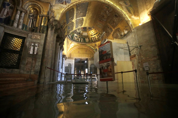 12일(현지시간) 이탈리아 베네치아의 관광 명소 산마르코 대성당 안이 물바다를 이뤄 찰랑거리고 있다. 베네치아 AP 연합뉴스 