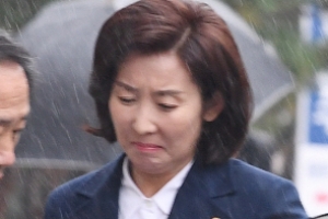 [서울포토] ‘비 맞아 곤혹’ 나경원 원내대표 검찰 출석