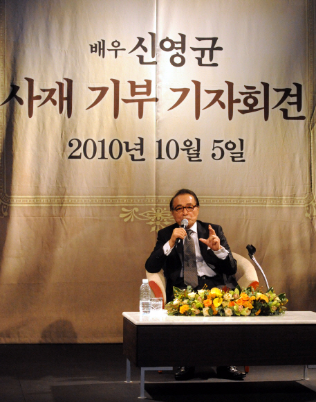 원로배우 신영균이 5일 오후 중구 초동 명보아트홀에서 열린 사재 기부 기자회견에 참석해 재산기부 배경에 대해 말하고 있다. <br>이종원 선임기자 jongwon@seoul.co.kr