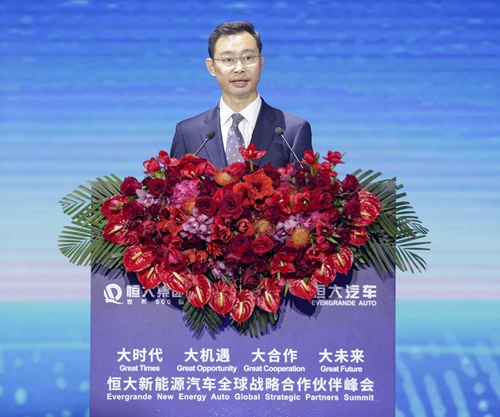 원궈후이 광저우시 시장이 서밋에서 연설을 하고 있다.
