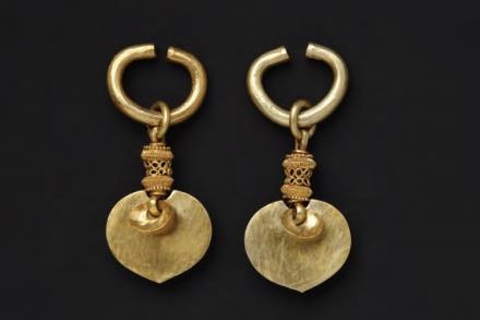 창녕군 송현동 고분군에서 출토된 귀고리. 가야시대 독창적인 금속세공기술을 보여준다.