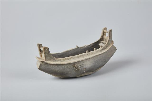 함안 말이산 고분군 45호분에서 발굴된 배 모양 토기. 아라가야의 화려한 기술이 반영됐다.