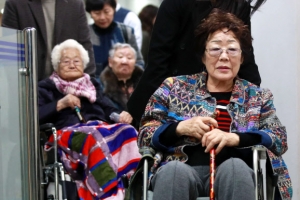 위안부 할머니 “저희는 죄 없다… 日, 재판에 나와야” 법정서 오열