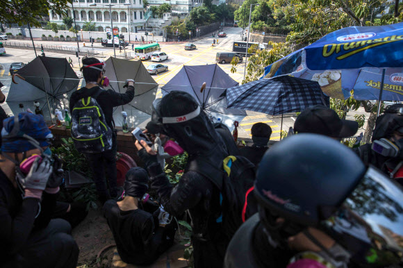 홍콩 시위가 격화된 14일 홍콩과기대 학생들이 학교 안에서 경찰과 대치하며 시위를 이어가고 있다.  홍콩 AFP 연합뉴스