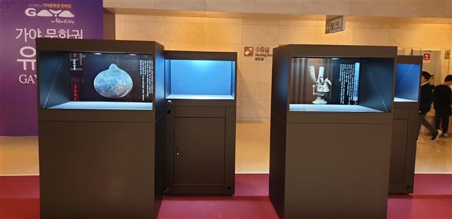 15일 개막하는 ‘2019 영호남 가야문화권 한마당’ 행사가 열리는 국립중앙박물관 내부 복도에 설치된 홀로그램 기기 속으로 다양한 가야유물 입체 영상이 전시되고 있다.  국립중앙박물관 제공