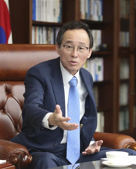 송하진 전북도지사가 14일 서울신문과 만나 전북가야의 정체성과 역사적 의미에 대해 설명하고 있다. 송 지사는 “전북가야와 영남가야가 구별되는 점은 봉수와 제철유적”이라며 “이는 전북 동부지역에 매우 발전된 독자적 정치체로서 전북가야가 존재했음을 알 수 있는 징표”라고 강조했다. 전북도 제공