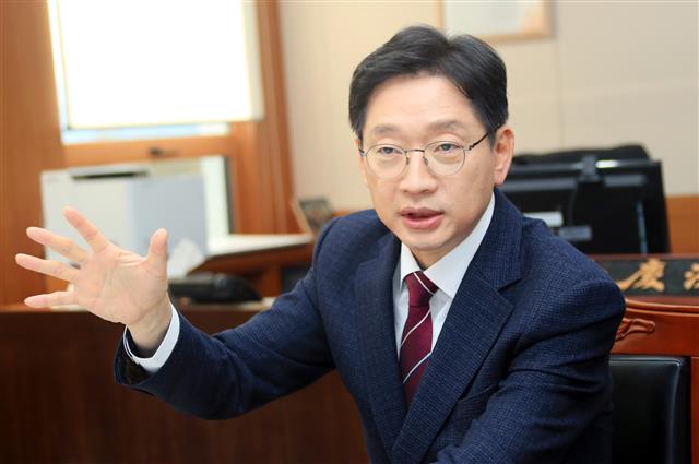 김경수 경남도지사가 지난 11일 도지사실에서 서울신문과 인터뷰를 갖고 가야사 조사, 연구·복원의 의미와 경남도의 가야사 조사, 연구·복원사업 방향 등에 대해 설명하고 있다. 김 지사는 가야사 조사·연구 및 정비·복원사업을 안정적이고 체계적으로 추진하기 위해서는 관련 법이 하루빨리 제정돼야 한다고 강조했다. 경남도 제공