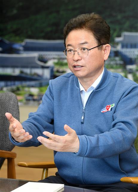 이철우 경북도지사가 14일 집무실에서 서울신문과 인터뷰를 갖고 “문재인 정부의 가야 연구복원사업을 국내로는 삼국 역사로부터 밀려났던 가야사의 정체성을 확고히 확립하고, 국외로는 가야 관련 국가들과의 동질성을 회복하는 계기로 삼아야 한다”고 강조하고 있다. 경북도 제공