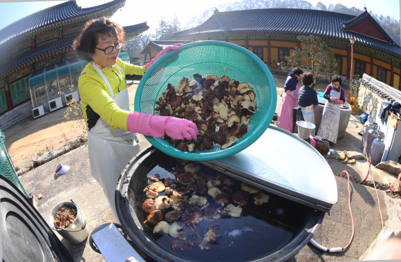 사찰 김장의 양념으로는 표고버섯과 다시마, 무를 가마솥에 넣고 장시간 끓인 채수를 사용한다.