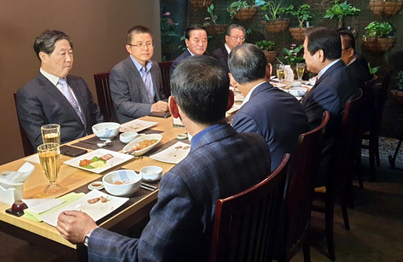 황교안 자유한국당 대표가 14일 서울 여의도의 한 식당에서 영남권 중진 의원들과 오찬을 하고 있다. 왼쪽부터 시계 방향으로 유기준 의원, 황 대표, 정갑윤 의원, 김재경 의원, 조경태 의원, 이주영 의원, 김무성 의원, 주호영 의원, 김도읍 당대표 비서실장. 연합뉴스