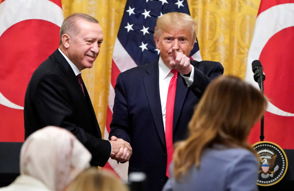도널드 트럼프(오른쪽) 미국 대통령이 13일(현지시간) 백악관에서 레제프 타이이프 에르도안 터키 대통령과 공동 기자회견을 갖기에 앞서 악수를 나누고 있다. 워싱턴 로이터 연합뉴스