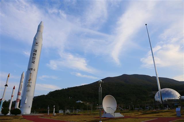 우주발사체 KSLV-Ⅰ(나로호)의 실물 크기 로켓이 야외 전시장에 우뚝 서 있다.