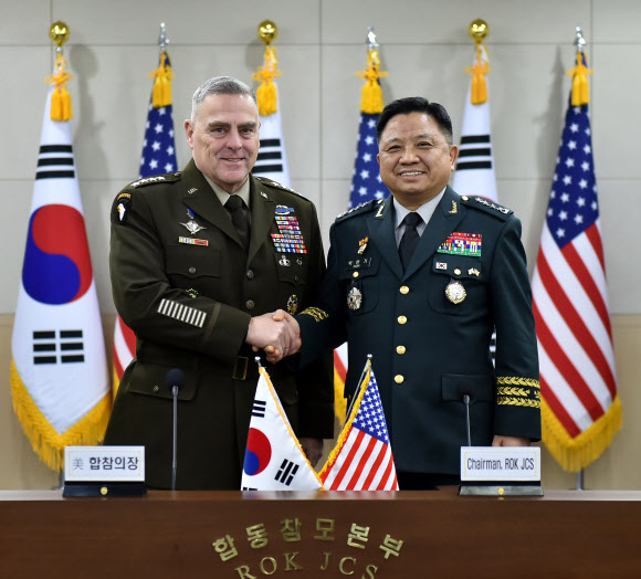 박한기(오른쪽) 합참의장과 마크 밀리 미국 합참의장이 14일 서울에서 열린 제44차 군사위원회(MCM) 회의에서 기념촬영을 하고 있다. 합동참모본부 제공