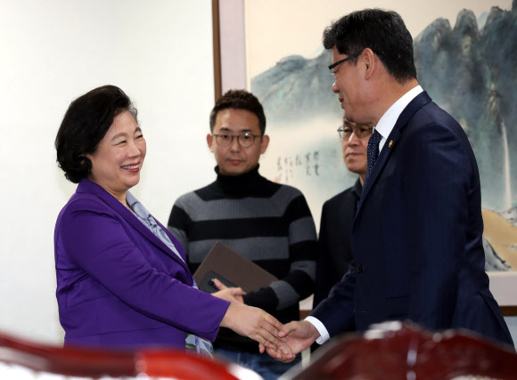 반갑게 인사하는 김연철 장관과 현정은 회장