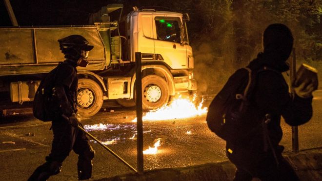 14일 밤 홍콩 폴리텍 대학에서 민주화 시위를 벌이던 이들이 던진 화염병에 불타고 있다. 홍콩 AFP 연합뉴스 