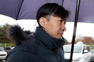 진술 거부 다음날, 아내 면회 간 조국…검찰 “추가 소환 필요하다”