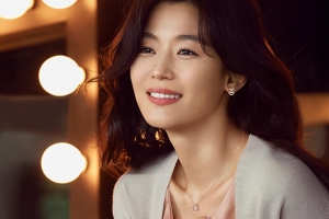 “모든 순간이 빛나” 전지현, 대기실 포착 사진 공개 [EN컷]