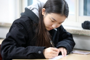 [포토] ‘내 점수는…’ 가채점표 작성하는 수험생