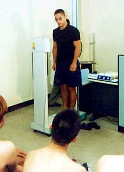 징병검사 받았던 유승준 2001년 8월 7일 유승준 씨가 대구지방병무청에서 징병 신체검사를 받는 모습.