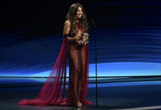멕시코 출신 가수 탈리아가 14일(현지시간) 미국 네바다주 라스 베이거스에서 열린 ‘제 20회 라틴 그래미 어워즈(Latin Grammy Awards)’에서 수상한 후 기뻐하고 있다.<br>AP 연합뉴스