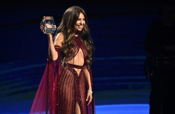 멕시코 출신 가수 탈리아가 14일(현지시간) 미국 네바다주 라스 베이거스에서 열린 ‘제 20회 라틴 그래미 어워즈(Latin Grammy Awards)’에서 수상한 후 기뻐하고 있다.<br>AP 연합뉴스