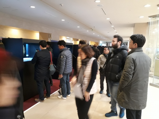 15일 국립중앙박물관을 찾은 관람객들이 가야문화를 홀로그램으로 보여주는 가야 유물관을 관심있게 살펴보고 있다. 김상화 기자 shkim@seoul.co.kr