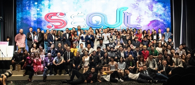 2019년 8월 서울에서 열린 서울웹페스트에 참석한 크리에이터들이 단체 기념 사진 촬영에 응하고 있다.