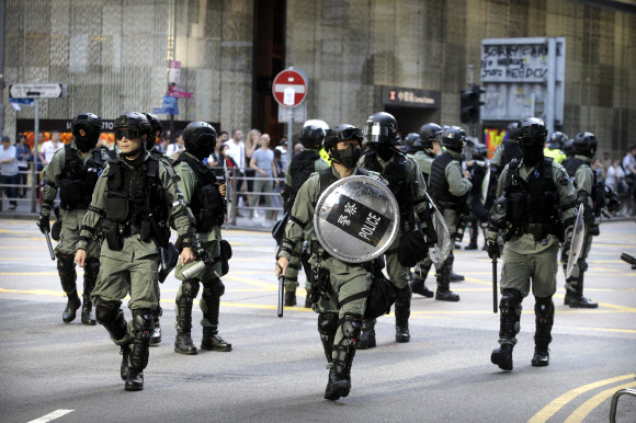 홍콩 주말시위를 앞둔 15일 경찰들이 시위 통제를 위해 배치되고 있다.  홍콩 AP 연합뉴스