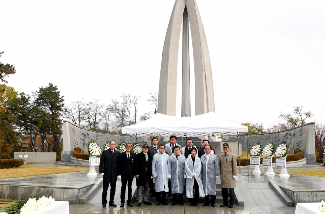 이날 경안근린공원 내 현충탑에서 열린 추모식에는 신동헌9앞줄 왼쪽 5번째) 시장을 비롯해 기관단체장과 보훈가족 등 120여명이 참석해 순국선열과 호국영령의 희생을 추모했다. 광주시 제공 