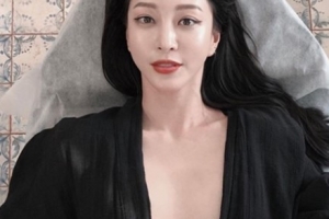 한예슬, 가슴에 새긴 파격 타투 공개 ‘섹시美 폭발’ [EN스타]